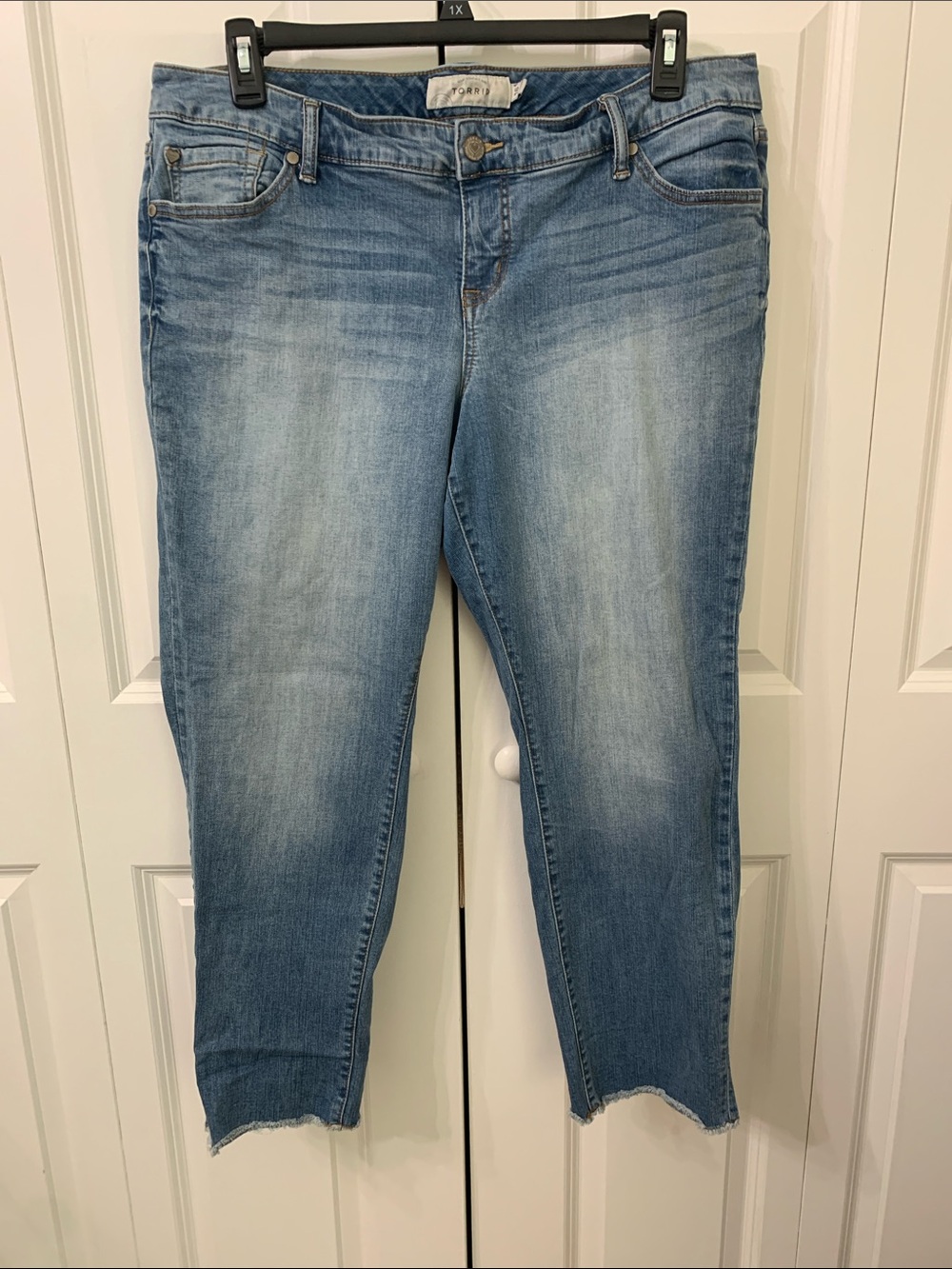 torrid Light Blue Cropped Raw-Hem Jeans